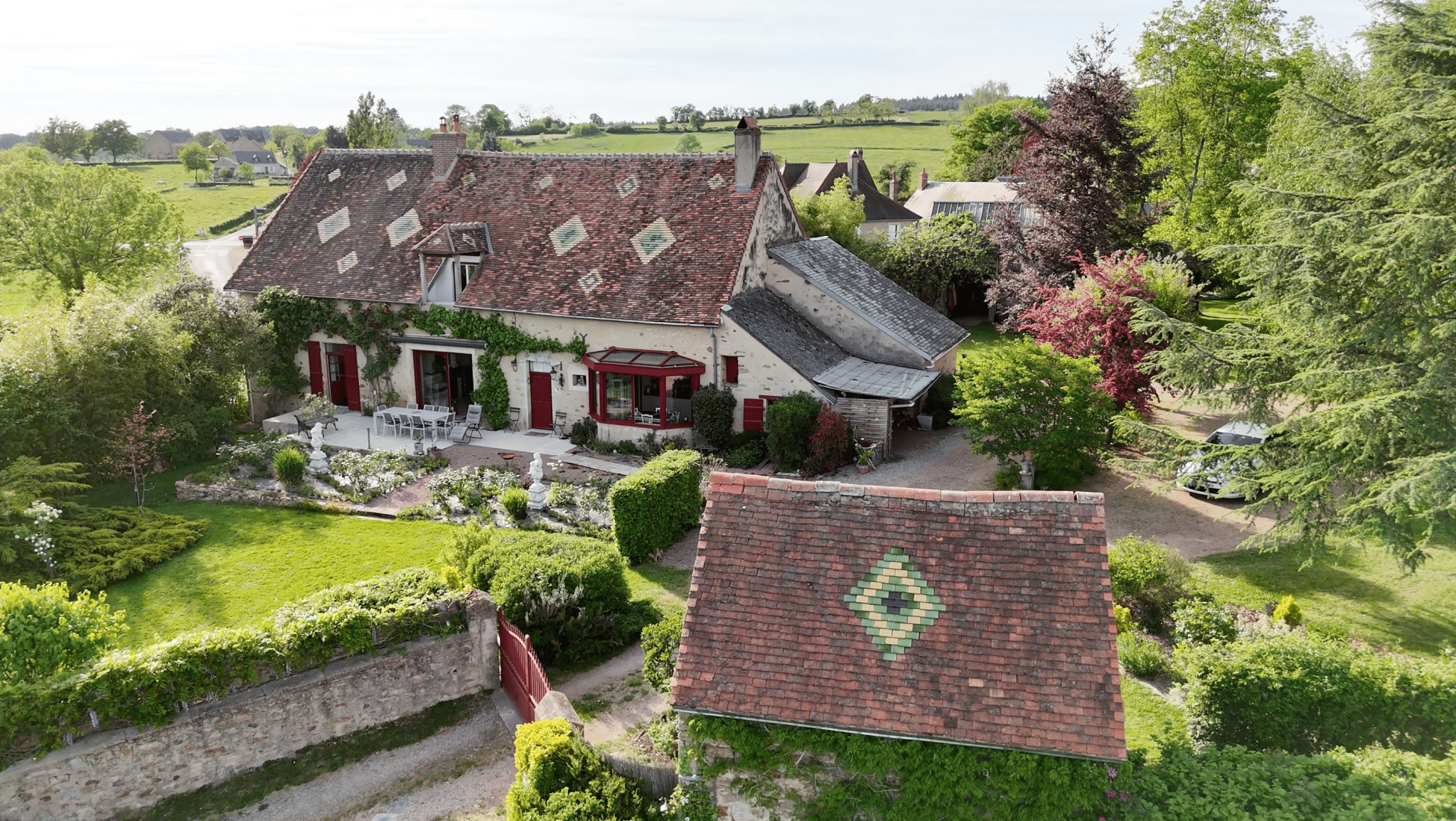 Ancien presbytère de caractère avec parc arboré au coeur du M