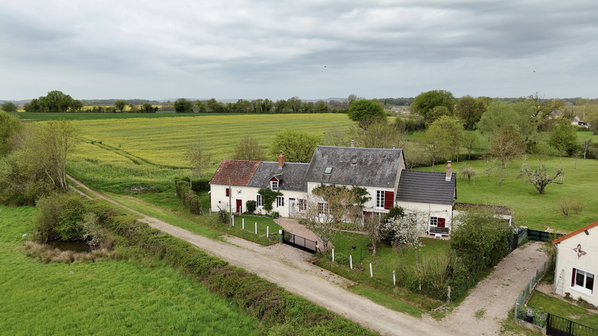 Propriété de caractère sur grand terrain arboré